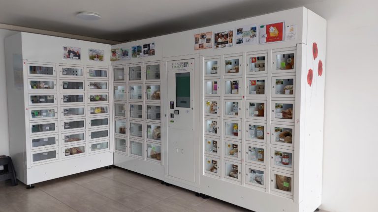 Intérieur de l'épicerie automatique La ferme à emporter