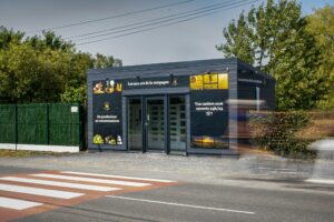 Photo de l'enseigne d'un client Le Casier Français avec un distributeur automatique proposant la vente directe de produits locaux