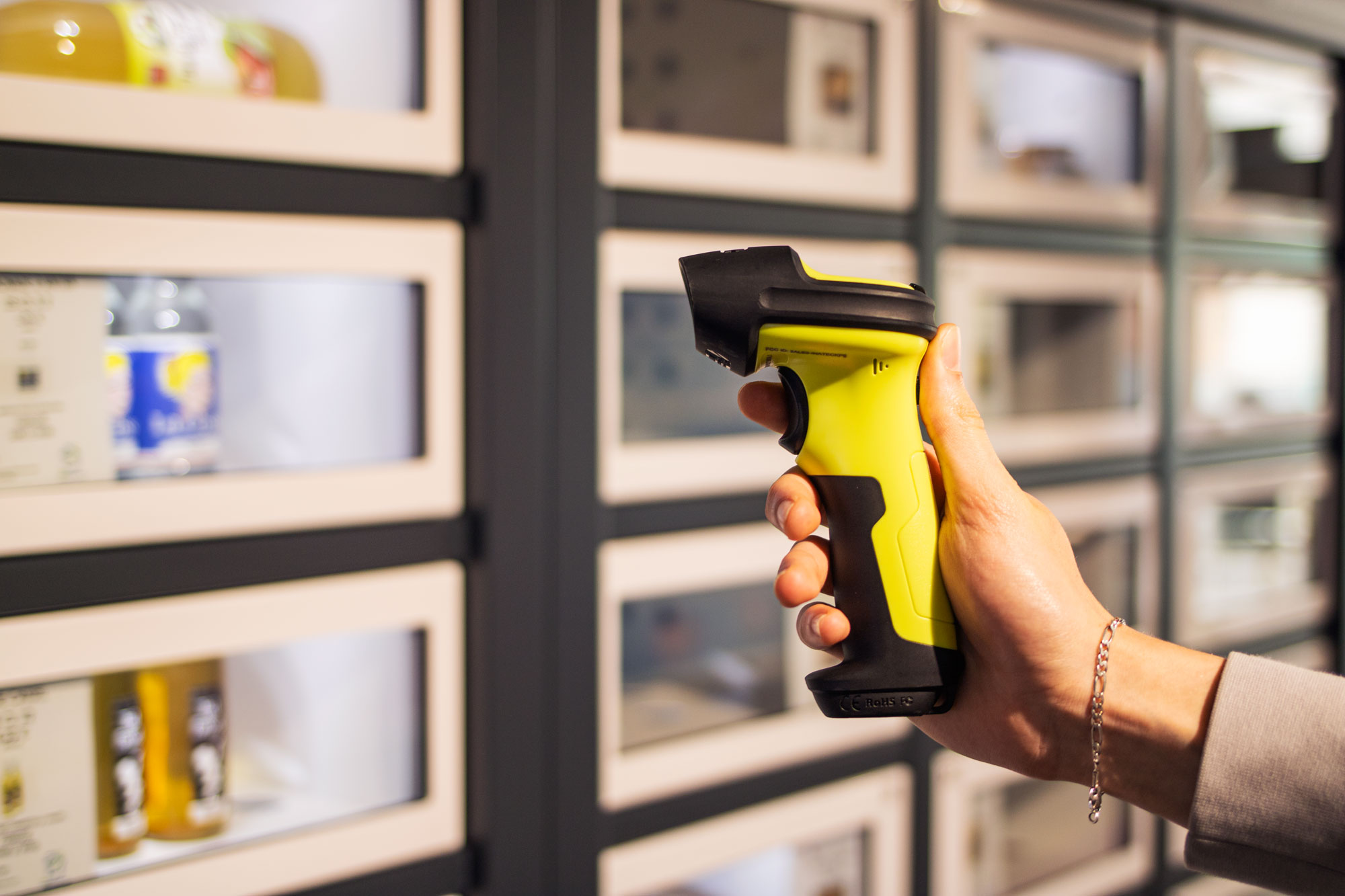 Main utilisant la douchette du kit code-barres Automat-e