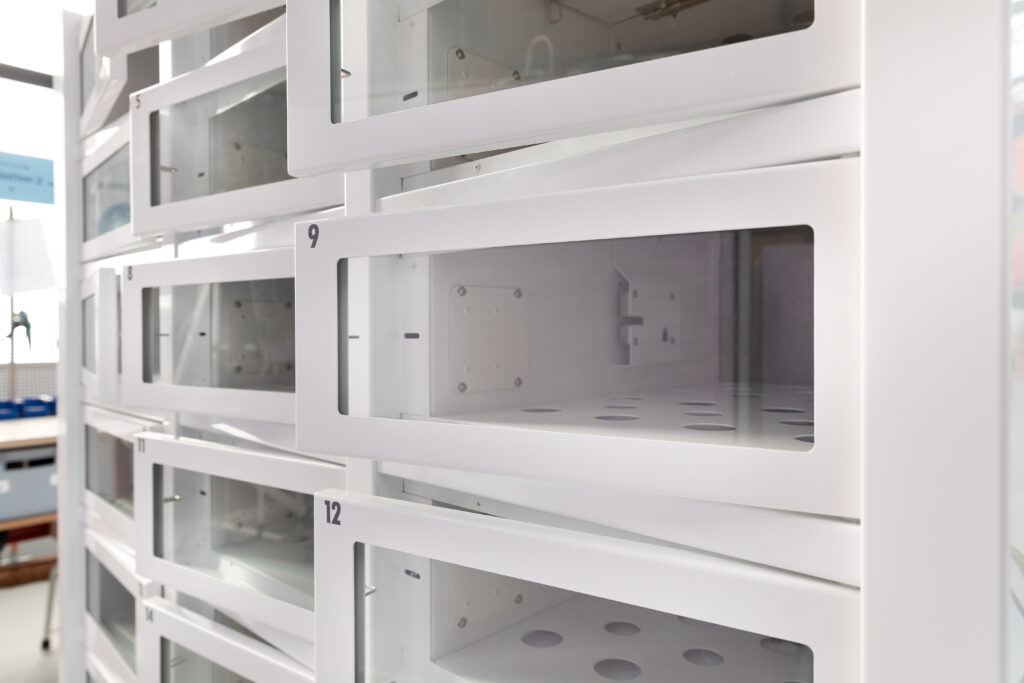 Distributeur automatique Automat-e blanc vide, portes ouvertes lors de la fabrication