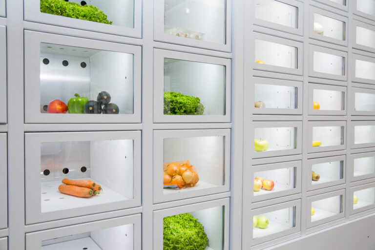 Zoom sur un distributeur automatique Automat-e qui vend en libre-service des fruits et légumes