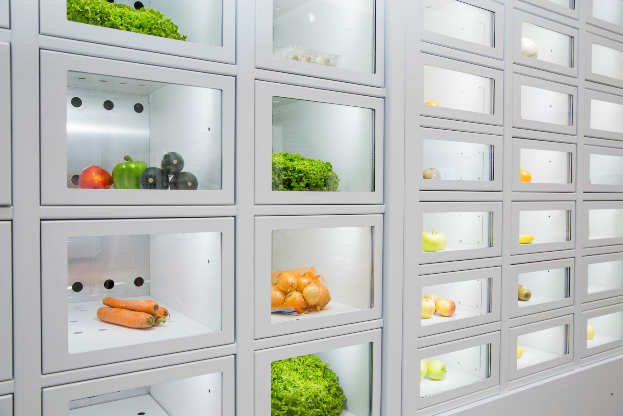 Zoom sur un distributeur automatique Automat-e qui vend en libre-service des fruits et légumes