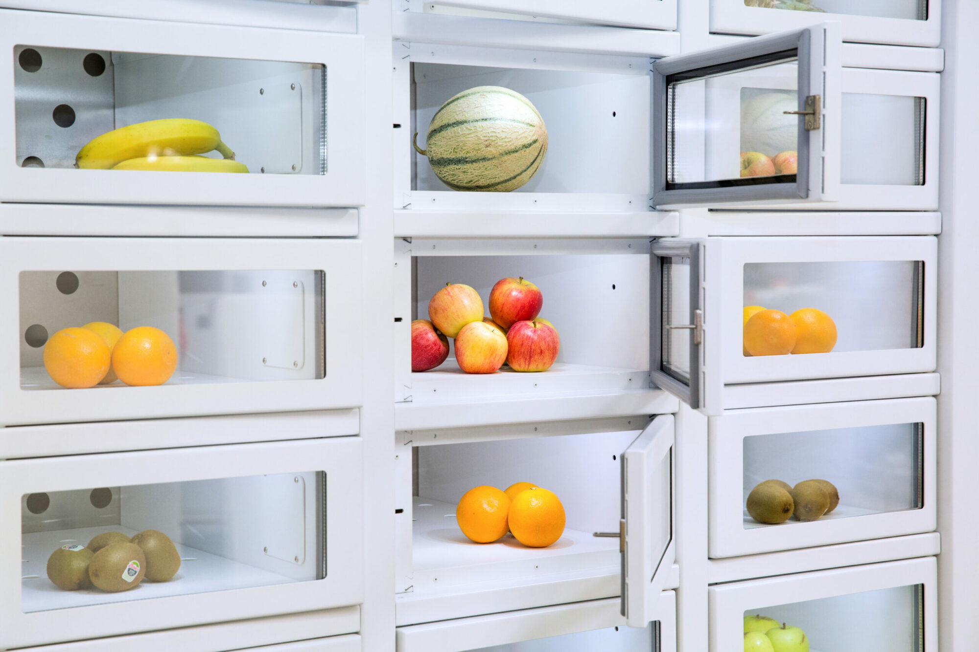 Plan d'un distributeur automatique Automat-e avec des fruits dans les casiers