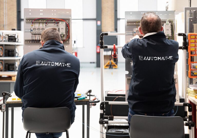 Photo de 2 techniciens Automat-e