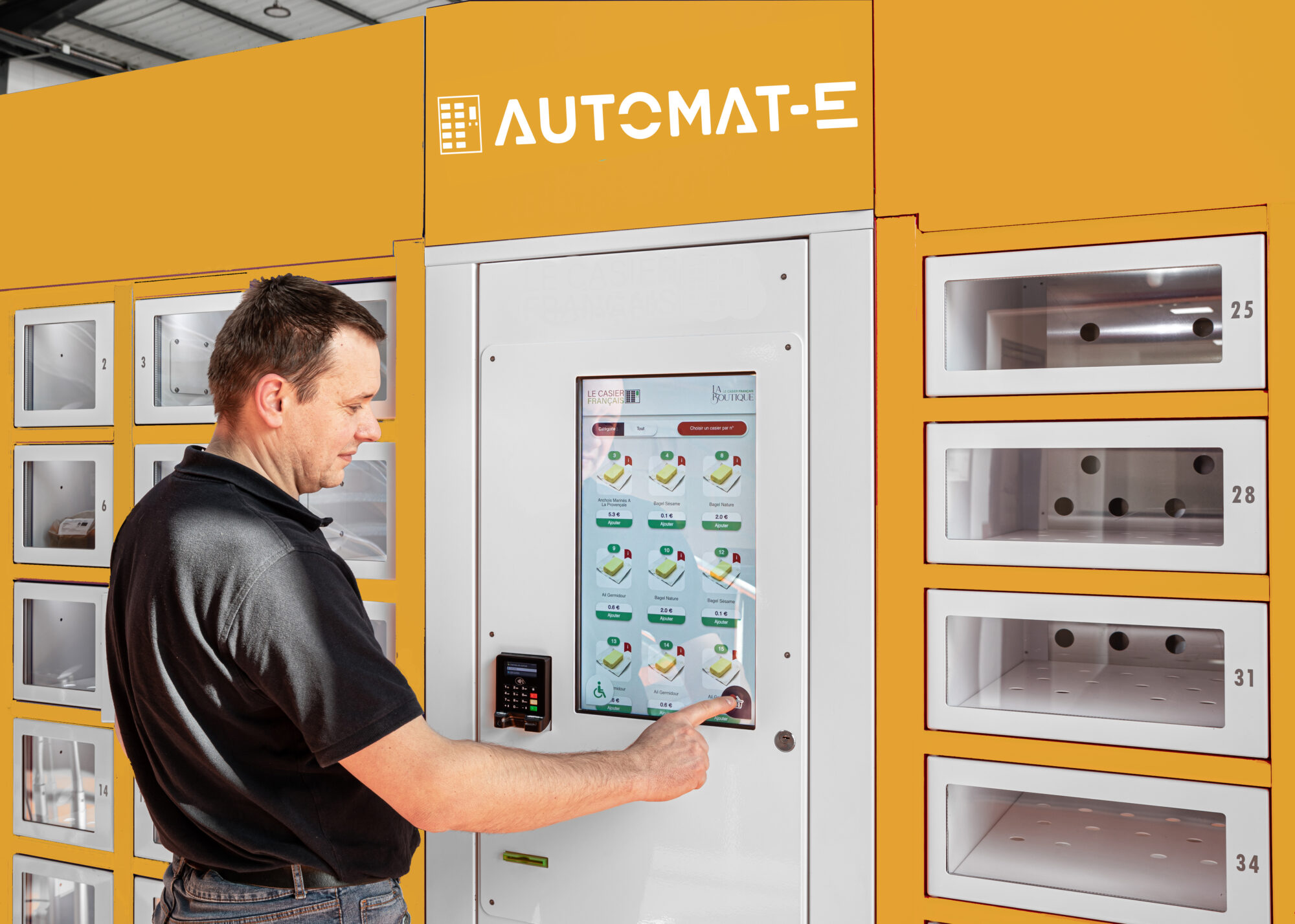 Personne utilisant l'interface de la borne de commande Automat-e