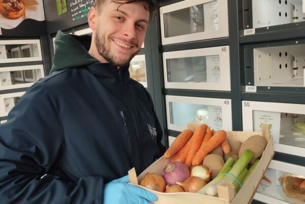 Un producteur de fruits et légumes remplit un casier réfrigéré Automat-e